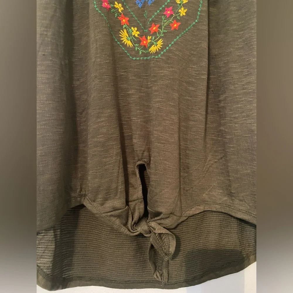 NWT New York Laundry tank top with Flower Embroidered Neckline size med & large - Picture 3 of 3